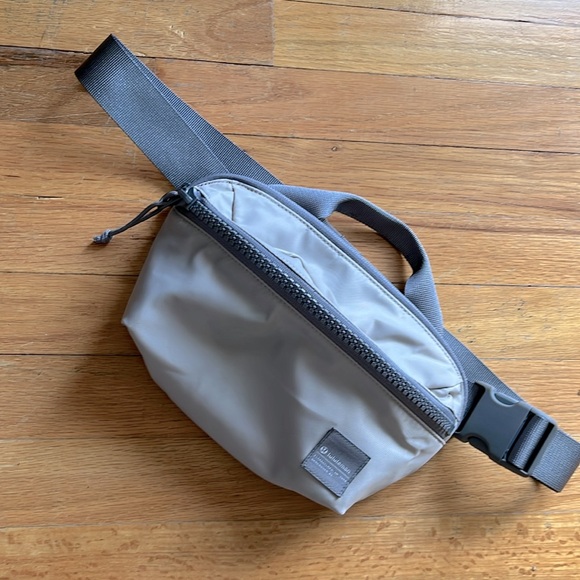 Lululemon All Day Essentials Belt Bag 2.5L - Picture 4 of 9